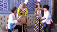 danza-tradizionale-uzbeka-esibita-nei-pressi-di-bukhara_642_362_100_imgk_cropped[1].jpg